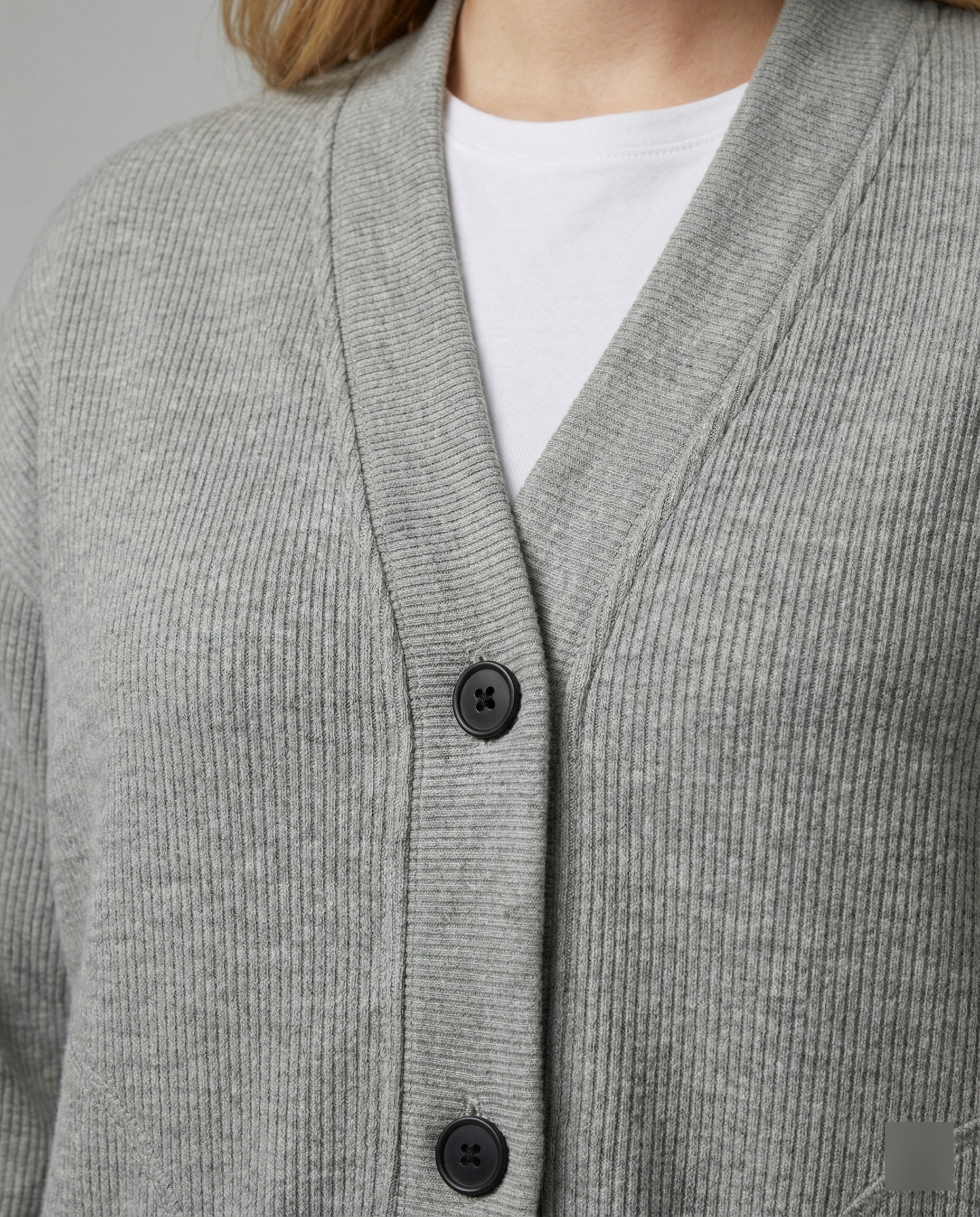 Weit geschnittene Strickjacke mit aufgesetzten Taschen und markanter Knopfleiste Heidi-Mode - Image 4