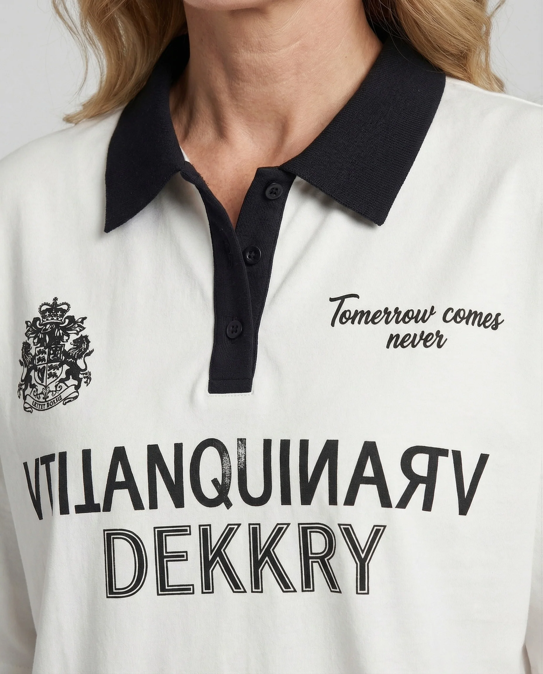 Unisex Poloshirt weit mit Kontrastkragen und Rückendruck - Image 3