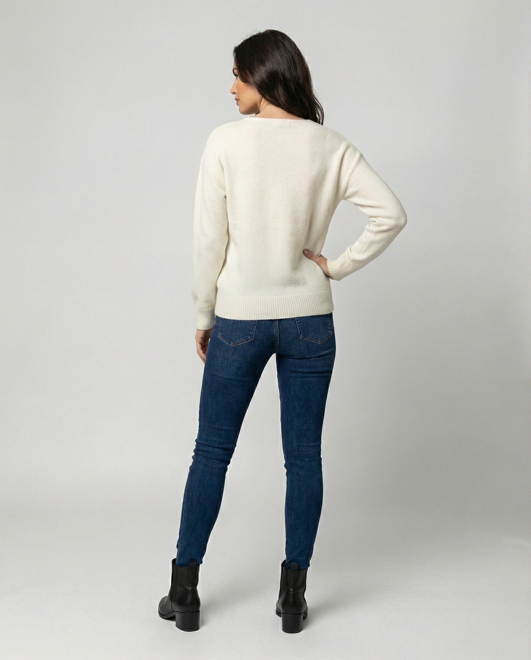 Weicher Oversize V-Ausschnitt Strickpullover für Damen in Creme-Weiß - Image 4