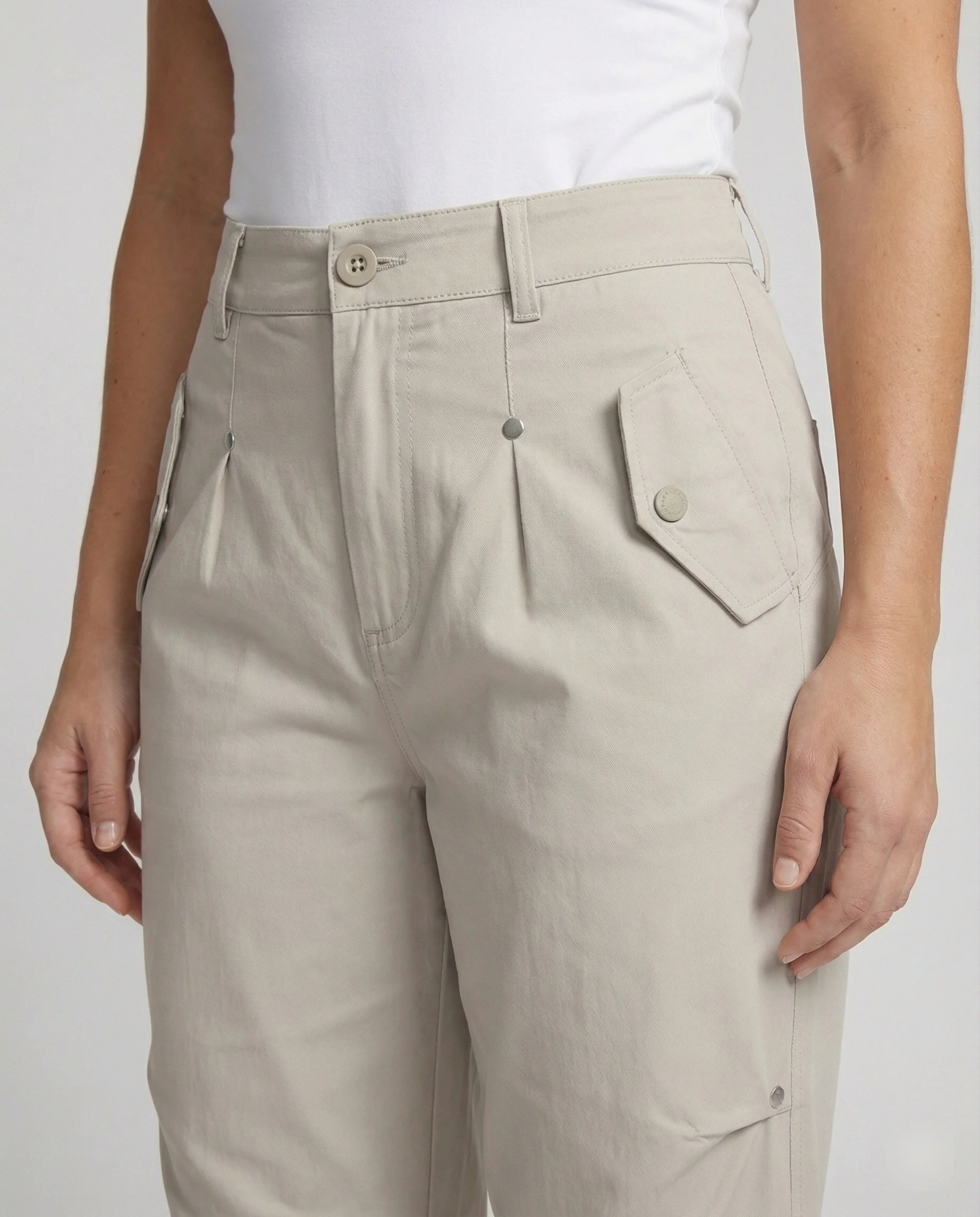 Weit geschnittene hochtaillierte Statement-Hose mit asymmetrischen Paneel-Falten und Zierdruckknöpfen Heidi-Mode - Image 2